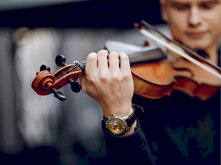 Саксофонист, скрипач Саксофонист, скрипач